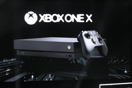 Microsoft thách thức Sony với Xbox One X
