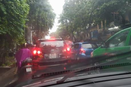 Mưa lớn giờ cao điểm, đường Hà Nội "kẹt cứng"