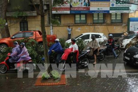 Hà Nội: Khuyến cáo người dân hạn chế ra đường khi có hiện tượng dông lốc cục bộ
