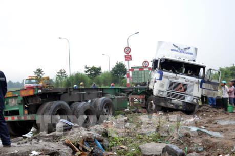 Xe container đổ dốc mất lái đâm 2 xe máy, 2 người tử vong