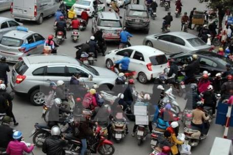 Ùn tắc giao thông ở Hà Nội - Bài 1: "Cuộc chiến" không cân sức