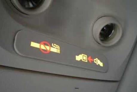 Cấm bay với hai hành khách lén hút thuốc trên máy bay