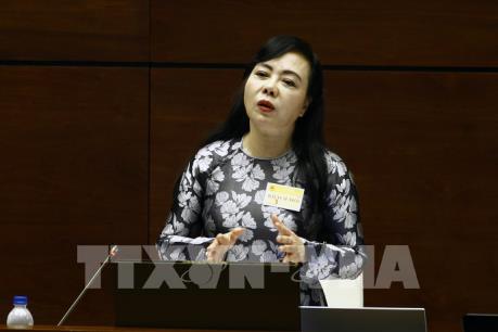 Bên lề Kỳ họp thứ ba, Quốc hội khóa XIV:  Bộ trưởng Bộ Y tế trả lời thẳng thắn
