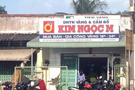 Long An: Hai đối tượng táo tợn cướp tiệm vàng