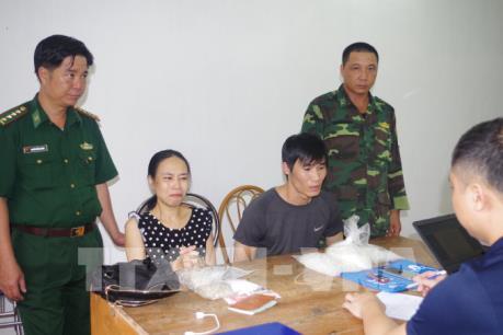 Bắt giữ đôi vợ chồng vận chuyển trái phép hơn 2,4 kg ma túy