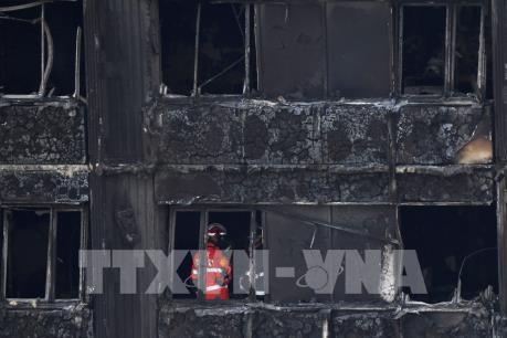 Cháy chung cư ở Anh: Công ty Arconic ngừng bán tấm ốp tòa tháp Grenfell