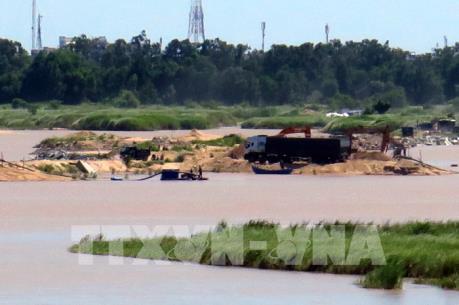 Tạm giữ 5 xà lan vận chuyển cát nhiễm mặn không rõ nguồn gốc