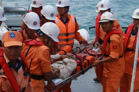 Kịp thời đưa ngư dân bị nạn trên biển về bờ chữa trị