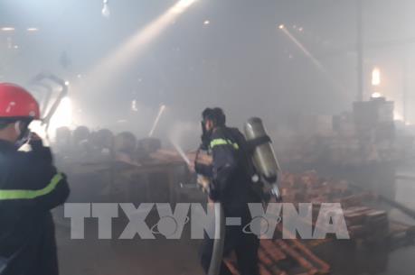 Hỏa hoạn thiêu rụi một công ty sản xuất gỗ tại Bình Dương