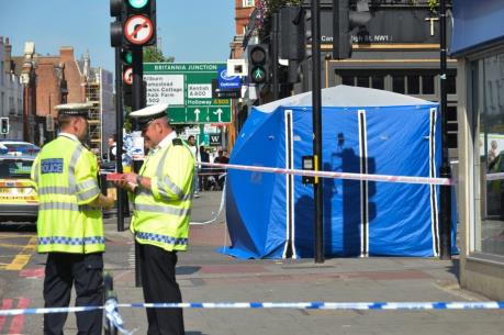 Xe tải lao vào người đi bộ ở London