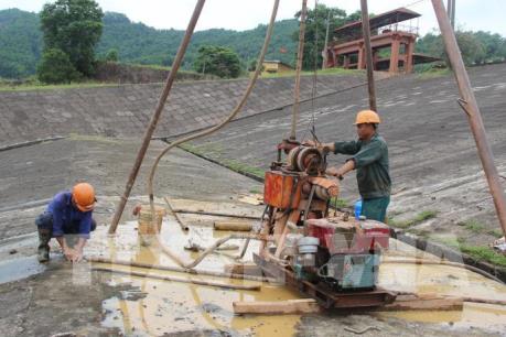 Khẩn cấp xử lý thấm đập chính Hồ Núi Cốc