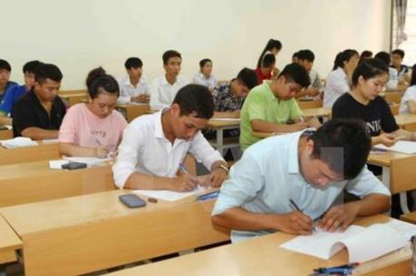 Thí sinh làm bài thi THPT quốc gia trong thời tiết nắng nóng