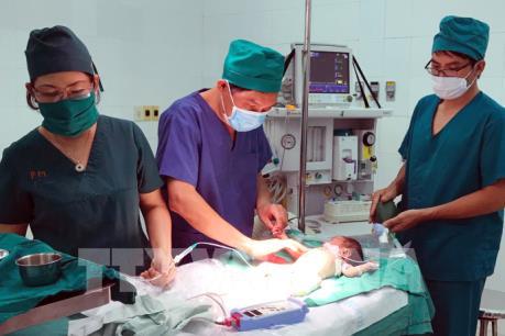 Cứu sống bé gái hơn 1 tháng tuổi dị tật gan lọt trong lồng ngực và thủng túi thừa Meckel