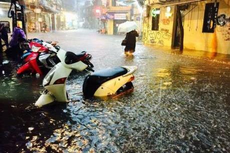 Mưa lớn trong chiều 19/6 khiến nhiều điểm ở Hà Nội chìm trong nước