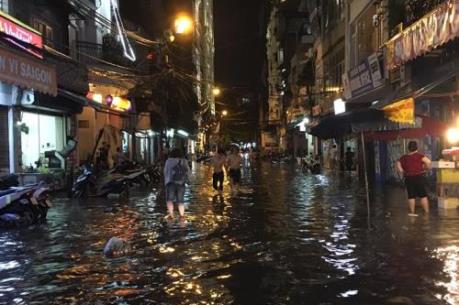 Người dân Hà Nội vất vả trong mưa ngập