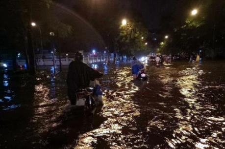 Mưa lớn gây úng ngập cục bộ tại các quận trung tâm Thủ đô