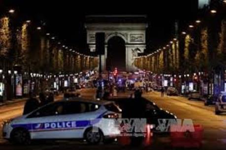 Đối tượng có vũ khí lái xe đâm vào cảnh sát Pháp ở đại lộ Champs Elysees