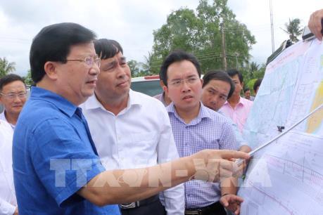 Phó Thủ tướng Trịnh Đình Dũng khảo sát vị trí xây dựng cầu Đại Ngãi qua sông Hậu