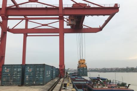 Lần đầu tiên vận chuyển container bằng đường sông tại khu vực phía Bắc