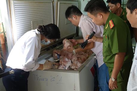 Phát hiện gần nửa tấn thịt lợn thối được cất giữ trong tủ đông