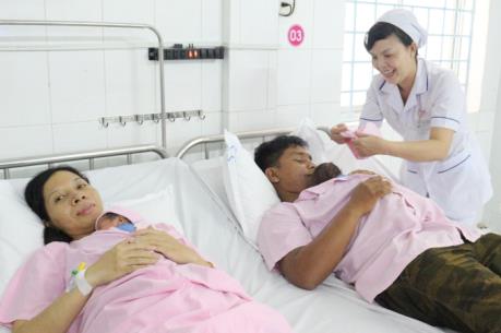 Cần Thơ: Cứu sống ca song thai xoắn dây rốn hiếm gặp