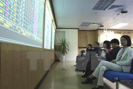 Chứng khoán 23/6: Tâm điểm cổ phiếu PLX, HQC