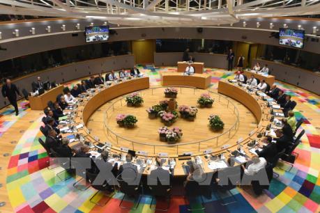 EU tiếp tục mở cửa thị trường và ngăn chặn dòng người di cư bất hợp pháp