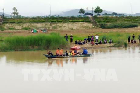 Lật thuyền, 2 cha con đuối nước thương tâm