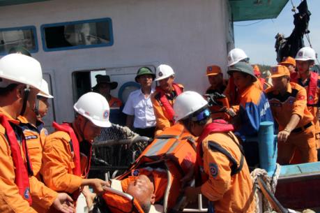 Cứu nạn thành công tàu cá cùng 17 ngư dân gặp nạn trên biển