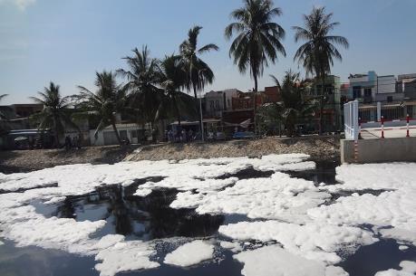 Hồ Dư Hàng ô nhiễm nghiêm trọng, hàng nghìn hộ dân "khốn khổ"