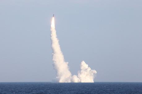 Tàu ngầm Nga phóng thành công tên lửa Bulava