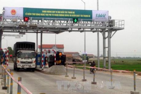 Xe tải tránh trạm thu phí, đổ bộ vào đường dân sinh