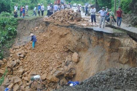 Tổng cục Đường bộ chỉ đạo khẩn chống sạt lở đường miền núi