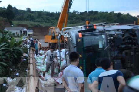 Đắk Nông: Xe tải lật giữa cầu, giao thông trên Quốc lộ ách tắc