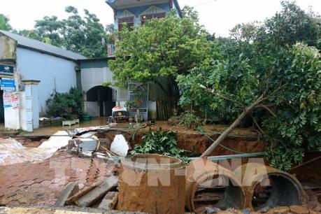 Lai Châu: Di dời dân khẩn cấp do xuất hiện hố cát-tơ 600 m2