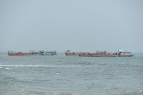 Bắt giữ nhiều phương tiện vận chuyển cát trái phép trên vùng biển Tp. Hồ Chí Minh