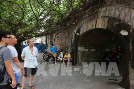 Ý kiến xung quanh việc đục thông gầm cầu trăm tuổi ở Hà Nội