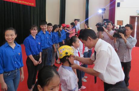 Honda Việt Nam tặng mũ bảo hiểm cho học sinh và người dân Thanh Hóa