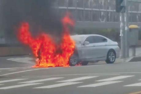 Thợ hàn bất cẩn làm cháy rụi xe ô tô 4 chỗ