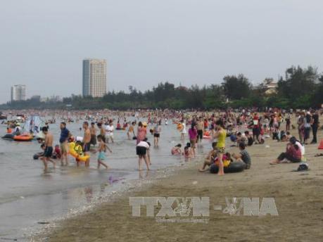 Hàng nghìn du khách đổ về biển Cửa Lò, Nghệ An tắm biển