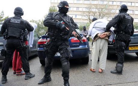 Pháp bắt giữ một thanh niên ăn trộm bệ phóng tên lửa của quân đội