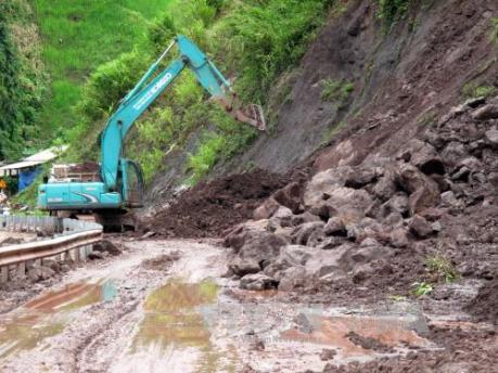 Hơn 2.000 m3 đất, đá sạt lở trên đèo Hoàng Liên Sơn