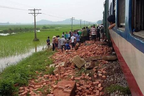 Hà Nội: Tai nạn giao thông đường sắt nghiêm trọng, 1 người tử vong