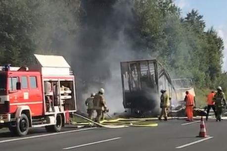 Kinh hoàng tai nạn xe buýt tại Đức: 18 người có thể đã tử vong