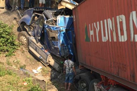 Bình Phước: Xe container nổ lốp gây tai nạn nghiêm trọng