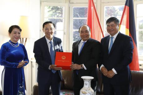 Thủ tướng Nguyễn Xuân Phúc thăm Tổng Lãnh sự quán Việt Nam tại Frankfurt