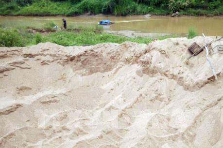 Khai thác cát trái phép trên sông Đăk Pxi: Tang vật mất, hoạt động hút cát vẫn còn