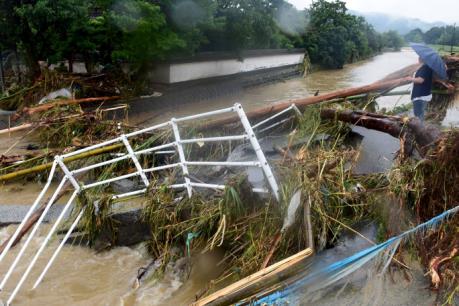 Nhật Bản: Lở đất và lũ lụt khiến hàng chục người mất tích, 430.000 người phải sơ tán