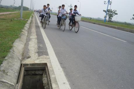 Hơn 360 nắp hố ga trên đường trục Trung tâm khu đô thị mới Mê Linh được lắp đặt bổ sung