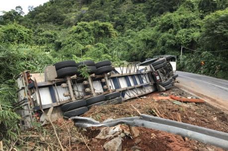 Lật xe container trên đèo Bảo Lộc